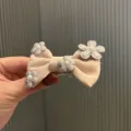 Niedliche Stoff Schleife Haarklammer mit kleinen Blumen Perlen für Mädchen Haarschmuck - Haarspange (G3-3) / Khaki