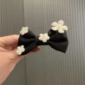 Schicke schwarze Stoffschleife Haarklammer mit weißen Blumen für kleine Mädchen Styling. - Haarspange (G3-3) / Schwarz