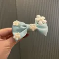 Hellblaue Stoff Schleife Haarklammer mit süßen weißen Blumen für süße kleine Mädchen. - Haarspange (G3-3) / Cyan