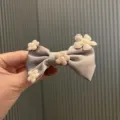 Graue Stoff Schleife Haarklammer mit süßen Blumen und Perlen für Kinder Mädchen Haaraccessoire. - Haarspange (G3-3) / Grau