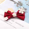 Rote Stoff Schleife Haarklammer mit weißen Blumen Perlen, süßes Haaraccessoire. - Halbzeug (G3-3) / Burgunderrot