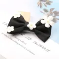 Schwarze Stoff Schleife Haarspange mit weißen Blumen und Perlen für Kinderhaarschmuck - Halbzeug (G3-3) / Schwarz