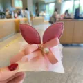 Süße rosa Hasenohren Haarklammer mit Netzband und Perlenanhänger für kleine Mädchen Haar Accessoires. - Ziegelrot Haarspange Stil