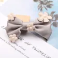 Graue Stoff Schleife Haarspange mit süßen Blumen Perle Dekoren, perfektes Kinder Haaraccessoire. - Halbzeug (G3-3) / Hellgrau