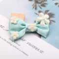 Süße Mintgrüne Stoff Schleife Haarspange mit weißen Blumen und Perlen für kleine Mädchen. - Halbzeug (G3-3) / Hellgrün