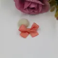 Gros plan d'un délicat nœud en ruban satin rose corail pour accessoire de bricolage DIY. - Rouge pastèque