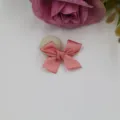 Ruban de nœud rose fait main exquis et détail d'artisanat de bouton en tissu pour décorations. - Beige