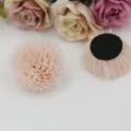 Detailansicht handgefertigter DIY Netzblumen-Accessoires in Hellrosa mit schwarzem Vlies. - Mesh Blume (B2-1) / Ca. 4,5 cm Durchmesser / Champagner