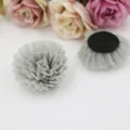 Graue Netzblume DIY Zubehör, detailreiche Nahansicht mit mehrschichtigen Tüllmaterialien. - Mesh Blume (B2-1) / Ca. 4,5 cm Durchmesser / Grau