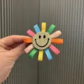 Bunte Kinder Sonnenblumen Haarklammer mit glitzerndem Smiley Gesicht, süßes Haaraccessoire. - Khaki