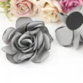 Handgemachte Stoff-Rosenblüte für Basteln, Haarschmuck und Hochzeitsdekoration Details. - Mittel (Ca. 6,8 cm) / Grau
