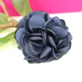 Dunkelblaue Stoff-Kamelienblüte im Detail, mehrschichtige Blütenblätter für DIY-Haarschmuck. - Groß (Ca. 8,5 cm) / Marineblau