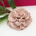 Detailaufnahme von handgefertigten Stoffrosen Blumen Zubehör, DIY Bastelmaterial mit Blatt. - Groß (Ca. 8,5 cm) / Koreanisches Lila
