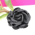Detailansicht einer handgefertigten schwarzen Stoff-Kamelienblüte mit Blättern und Stiel. - Groß (Ca. 8,5 cm) / Schwarz
