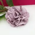 Exquisites handgemachtes Stoff-Rosenblumen-Detail, violette Farbe, ideal fuer DIY-Dekor. - Groß (Ca. 8,5 cm) / Taroviolett