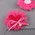 Rosa Mesh Stoff Blume DIY Haarschmuck mit Samt Herz und Perle Anhänger für Basteln und Schuhe. - Fuchsia