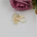 Accessoire nœud papignon artisanal DIY, bouton recouvert de tissu avec ruban satiné pour loisirs. - Abricot