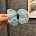 Chouchou transparent à motif floral bleu pour filles, accessoire de cheveux en tissu pour le printemps. - Barrette / Cyan