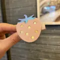 Süße rosa Erdbeer Haarklammer für Kinder, süßer Cartoon Obst Seitenclip mit blauen Blättern. - Lotosrosa
