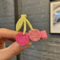 Süße Glitzer Kirsche Haarklammer für Kinder, glänzende Seitenhaarspange, schönes Haaraccessoire. - Rosa