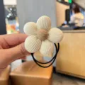 Stoffblumen Haargummis mit beigen Blütenblättern und elastischem Band für Alltagsfrisuren. - Haargummi Modell / Elfenbein