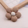 Braune Stoffblume DIY Zubehör, gerippte Blütenblätter mit weißem Knopfdruck in Mitte. - Halbfertig / Dunkelbraun