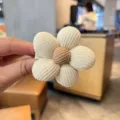 Weißer Stoffblumen Haarclip Variante, strukturiertes Blumenaccessoire für DIY-Dekor. - Milchweiß
