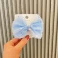 Fermaglio per capelli con fiocco in tulle blu e paillettes con ciondolo di perla elegante. - Azzurro