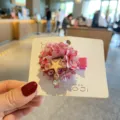Süße Kinder rosa Stoff Blume Haarspange mit goldenem Stern Anhänger für Mädchen. - Rosenrot Haarschnitt (C1-5)