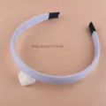 Graues Stoff-Haarband mit einer weissen Netzblume, süsses Haarschmuck-Accessoire für Mädchen. - Denim Grau Kleines Blumen Stirnband (S2-3)