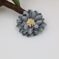 Graue DIY Stoffblume Detailaufnahme, ideal fuer handgemachte Haarschmuck und Schuhdekoration. - Gänseblümchen Halbzeug (B1-5) / Hellgrau