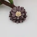 Detaillierte Nahaufnahme von handgemachten Mikrofaserblumen für DIY-Haarschmuck. - Gänseblümchen Halbzeug (B1-5) / Taroviolett
