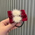 Elastico per capelli fiocco in velluto rosso con pon-pon, grazioso accessorio per bambine. - Elastico per capelli / Scarlatto
