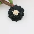 Detailaufnahme einer schwarzen Mikrofaser-Blume für DIY-Basteln, Handyhüllen und Schuhe. - Gänseblümchen Halbzeug (B1-5) / Schwarz