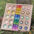 Vista di dettaglio blocchi di costruzione in acrilico arcobaleno su vassoio di legno per bambini. - Set di 3 Pezzi Blocchi Acrilici Gemma Macaron