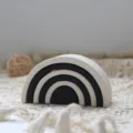 Dettaglio giocattolo impilabile arcobaleno bianco e nero minimalista, ideale per bambini. - Bianco e nero