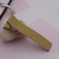 Nahansicht Detail des 5cm gelben handgefertigten Ripsband umwickelten Krokodilklemmen Haarteils - 4.8cm / Goldgelb