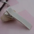 Detailansicht einer weißen 5cm Ripsband umwickelten Krokodilklammer DIY Zubehör. - 4.8cm / Beige