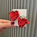 Rote Erdbeer Haarspangen mit glänzenden Pailletten und grünen Blättern für Mädchen Haarschmuck - Pailletten Erdbeere Paar Clips (B4-6) / Scharlachrot