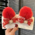 Rote flauschige Pompon Haarklammern fuer Kinder, niedliche festliche Schleifen Haarschmuck. - Rot Paar Clips C4-1