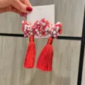 Rote Neujahrs Kinderhaarspangen mit Pailletten, Perlen und langen Quasten für Babys. - Weinrot Paar Clips K3-1