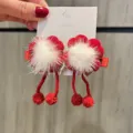 Rotes Kinder Haarklammer Set mit weißem flauschigen Ball und niedlichen hängenden Pompons. - Ziegelrot Paar Clips L2