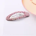 Roter stoffummantelter Klick-Haarclip als süßes Haaraccessoire für Mädchen im Alltag - Lila Bunt Gestreift