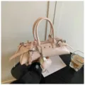 Rosa PU Leder Kissen Umhängetasche Modische Pendler Handtasche für Damen Alltag Look - Mit Anhänger-Stil / Rosa