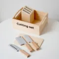 Set di gioco da taglio in legno con scatola di stoccaggio, ceppo e coltelli giocattolo. - Set di Strumenti Coreani