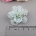 Hellgrüne Netzstoff Blume DIY Haarschmuck, textile Blüten Applikation für Kleidung und Schuhe. - Hellgrün