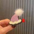 Süße rosa Weihnachtsmütze Haarspange mit weißem flauschigen Bommel für Kinder Haar-Accessoire. - Rosa Weihnachtsmütze Stil