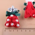 Rote Weihnachtsbaum Haarklammer mit grüner Schleife und Perlen, süßes Festtags Haaraccessoire. - Weihnachtsbaum Patch / Neues Weinrot
