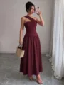 Détail de robe midi drapée asymétrique élégante, coupe trapèze sans manches en bordeaux. - S / Robes / Bordeaux