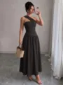 Vue détaillée de la robe longue chic asymétrique sans manches plissée trapèze gris foncé. - S / Robes / Noir